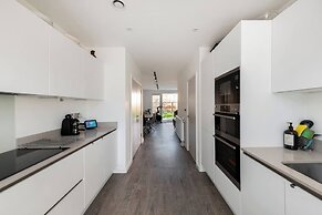 Stylish 3-bed Townhouse With 3 Baths in Southgate