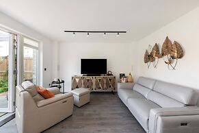 Stylish 3-bed Townhouse With 3 Baths in Southgate