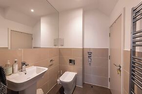 Stylish 3-bed Townhouse With 3 Baths in Southgate