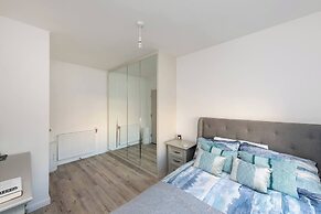 Stylish 3-bed Townhouse With 3 Baths in Southgate
