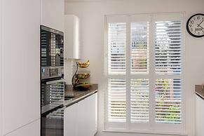 Stylish 3-bed Townhouse With 3 Baths in Southgate