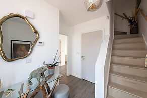 Stylish 3-bed Townhouse With 3 Baths in Southgate
