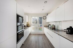 Stylish 3-bed Townhouse With 3 Baths in Southgate