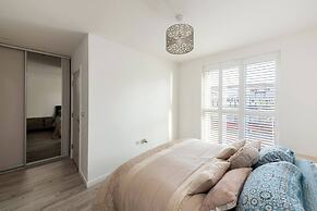 Stylish 3-bed Townhouse With 3 Baths in Southgate