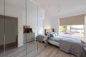 Stylish 3-bed Townhouse With 3 Baths in Southgate