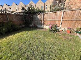 Stylish 3-bed Townhouse With 3 Baths in Southgate