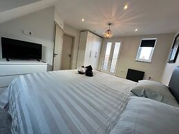 Captivating 6 -bed House in Waltham Abbey