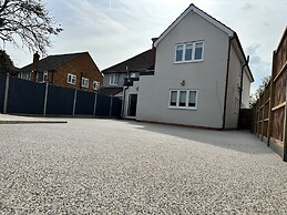 Captivating 6 -bed House in Waltham Abbey