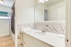 1 Mi to The Galleria: Houston Townhome w/ Patio!