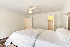 1 Mi to The Galleria: Houston Townhome w/ Patio!
