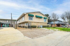 1 Mi to The Galleria: Houston Townhome w/ Patio!