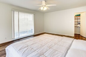 1 Mi to The Galleria: Houston Townhome w/ Patio!