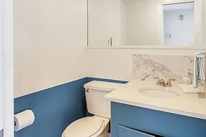 1 Mi to The Galleria: Houston Townhome w/ Patio!