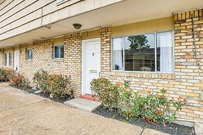 1 Mi to The Galleria: Houston Townhome w/ Patio!