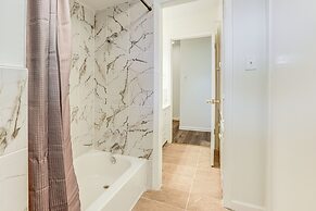1 Mi to The Galleria: Houston Townhome w/ Patio!
