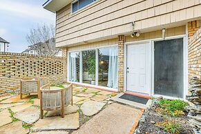 1 Mi to The Galleria: Houston Townhome w/ Patio!