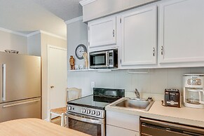 Walk to Coligny Beach Park: Condo w/ Pool Access!