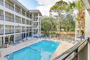 Walk to Coligny Beach Park: Condo w/ Pool Access!