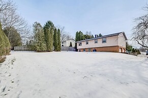 3 Mi to Cuyahoga Valley NP: Fairlawn Family Home!