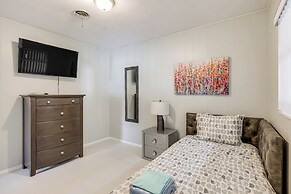 4 Mi to Legoland: Poolside Paradise!