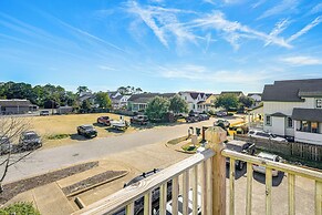 5 Mi to Beach: Roanoke Island Getaway