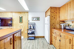2 Mi to Main Street: Mtn-view Escape in Lander!