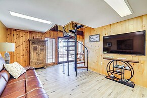 2 Mi to Main Street: Mtn-view Escape in Lander!