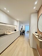 Spacious Bright Apartment Steps From the Beach i