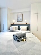 Spacious Bright Apartment Steps From the Beach i
