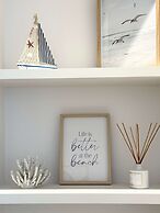 Spacious Bright Apartment Steps From the Beach i