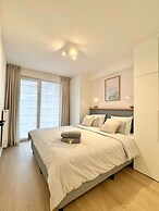 Spacious Bright Apartment Steps From the Beach i