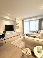 Spacious Bright Apartment Steps From the Beach i