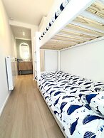 Spacious Bright Apartment Steps From the Beach i