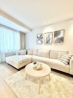 Spacious Bright Apartment Steps From the Beach i