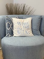 Spacious Bright Apartment Steps From the Beach i