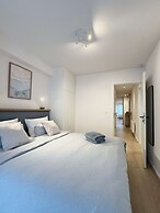 Spacious Bright Apartment Steps From the Beach i