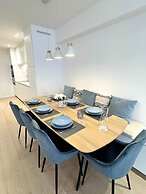 Spacious Bright Apartment Steps From the Beach i