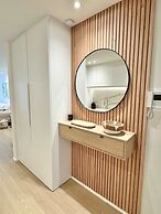 Spacious Bright Apartment Steps From the Beach i