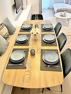 Spacious Bright Apartment Steps From the Beach i