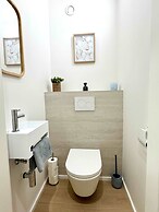 Spacious Bright Apartment Steps From the Beach i