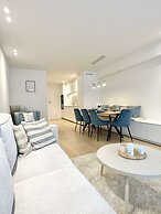 Spacious Bright Apartment Steps From the Beach i