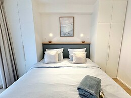 Spacious Bright Apartment Steps From the Beach i