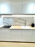 Spacious Bright Apartment Steps From the Beach i