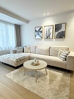 Spacious Bright Apartment Steps From the Beach i