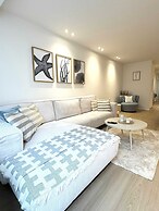 Spacious Bright Apartment Steps From the Beach i