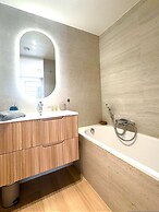 Spacious Bright Apartment Steps From the Beach i