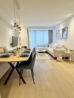 Spacious Bright Apartment Steps From the Beach i