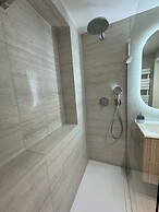 Spacious Bright Apartment Steps From the Beach i