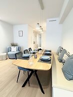 Spacious Bright Apartment Steps From the Beach i