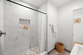 Cozy Stylish Home Spacious Fully Equipped Stay